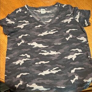 PINK- Short Sleeve Camo V-Neck Tee - Gray